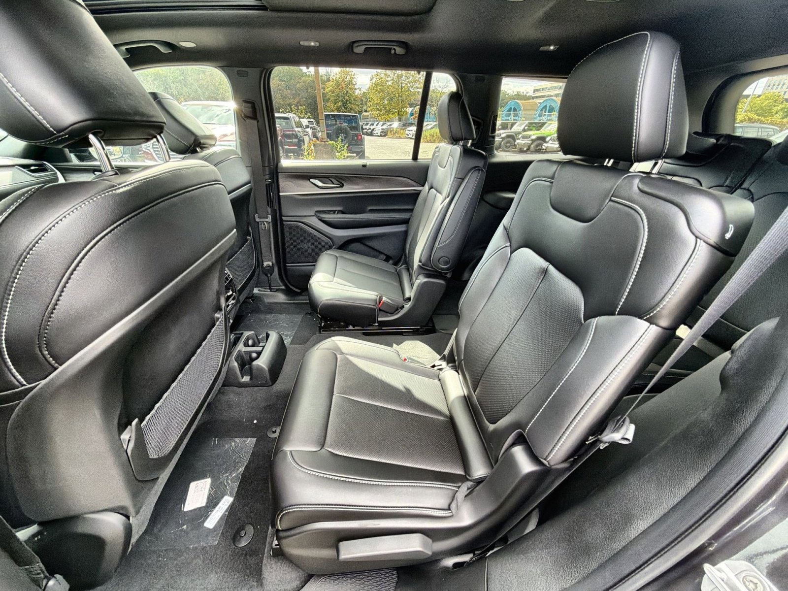 New 2025 Jeep Grand Cherokee L Limited w/ Luxury Tech Group II image 25