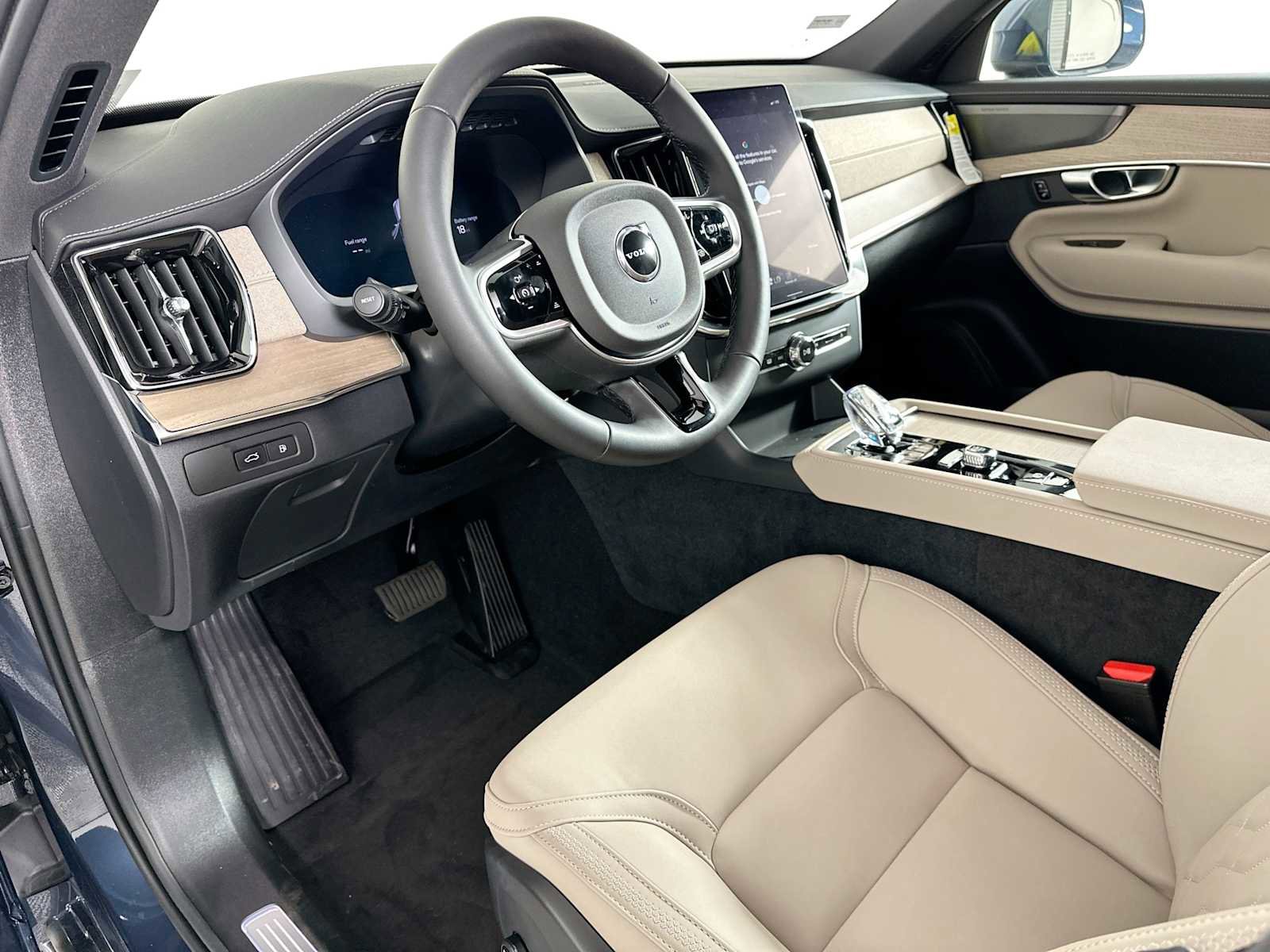 New 2026 Volvo XC90 T8 Plus image 9