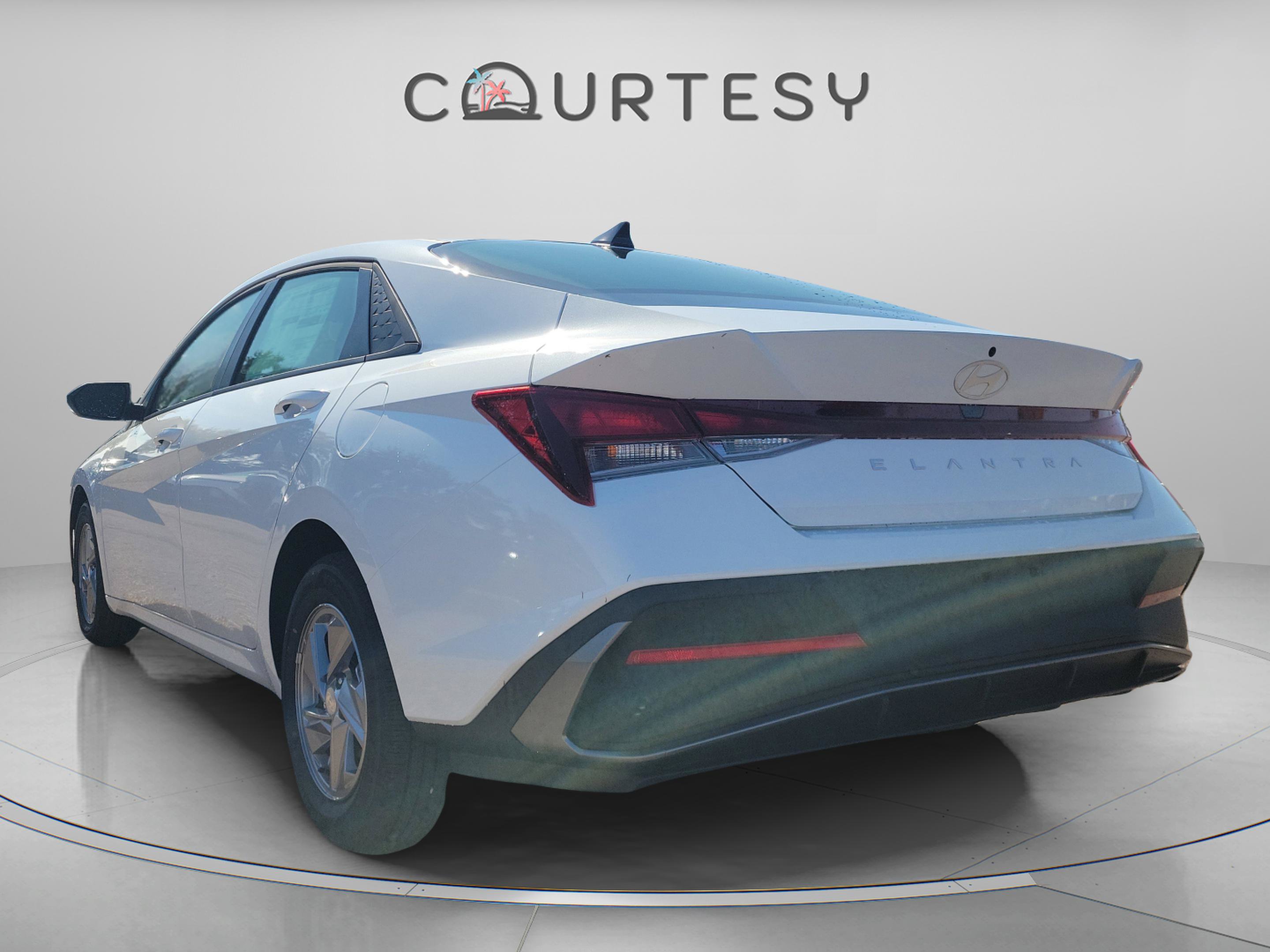 New 2026 Hyundai Elantra SE FWD image 3