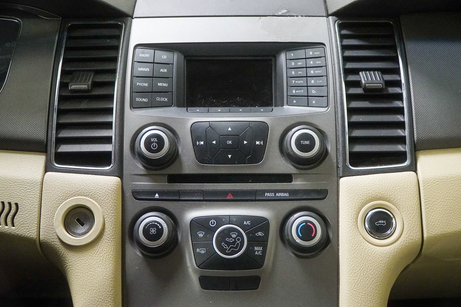 Used 2014 Ford Taurus SE FWD image 25