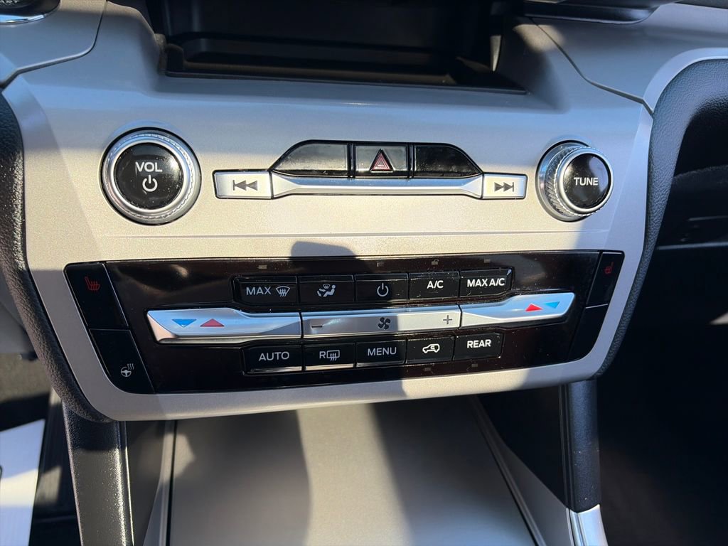 Used 2023 Ford Explorer XLT w/ Equipment Group 202A AWD/4WD image 21