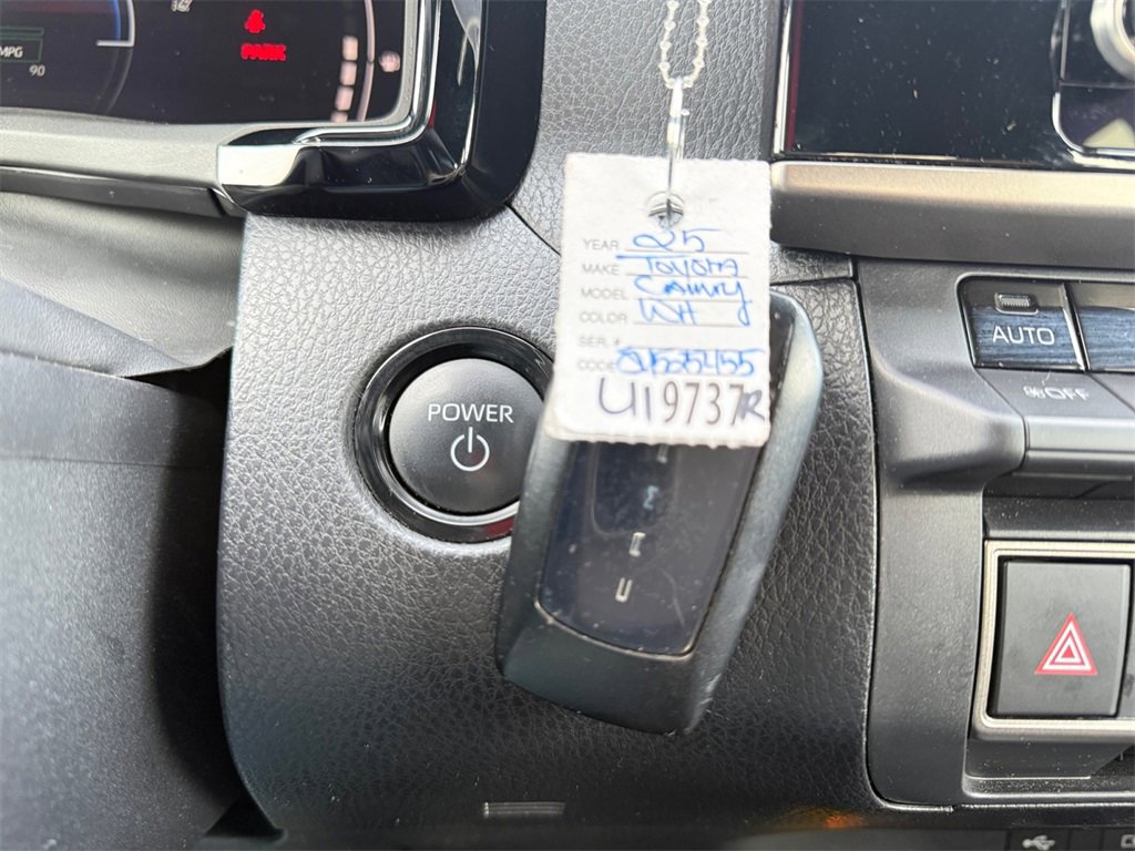 Used 2025 Toyota Camry SE image 30