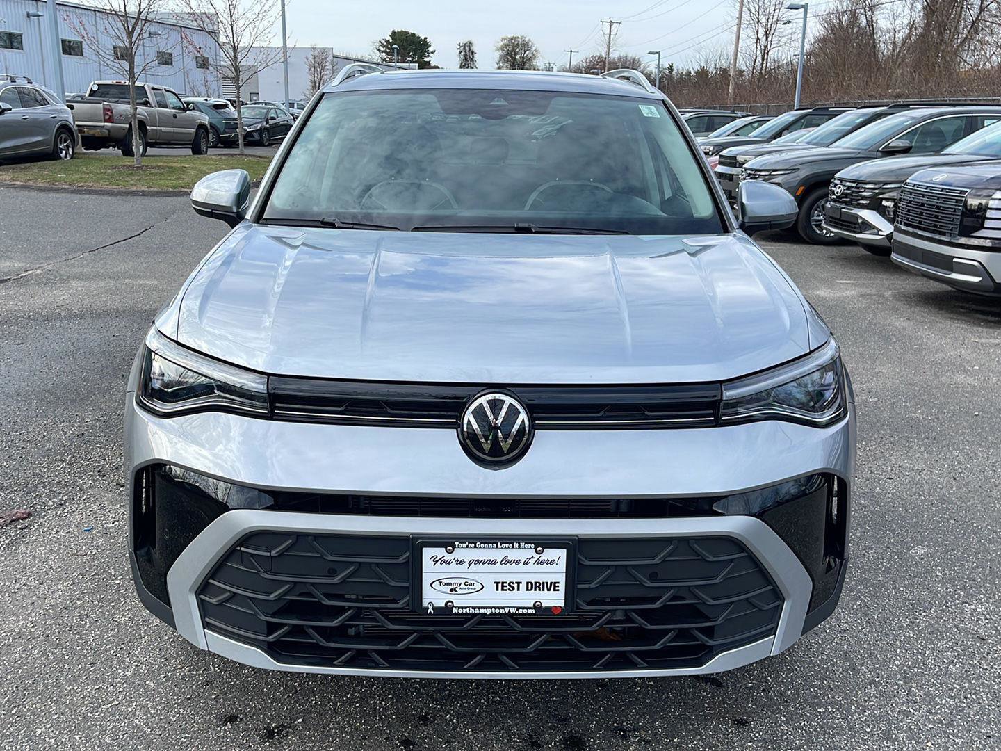 Used 2025 Volkswagen Taos SE AWD/4WD image 2