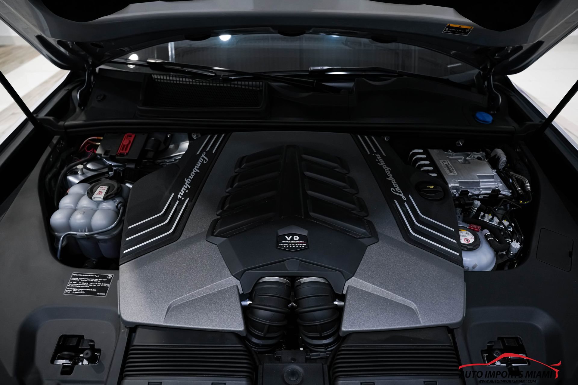 Used 2025 Lamborghini Urus SE image 35