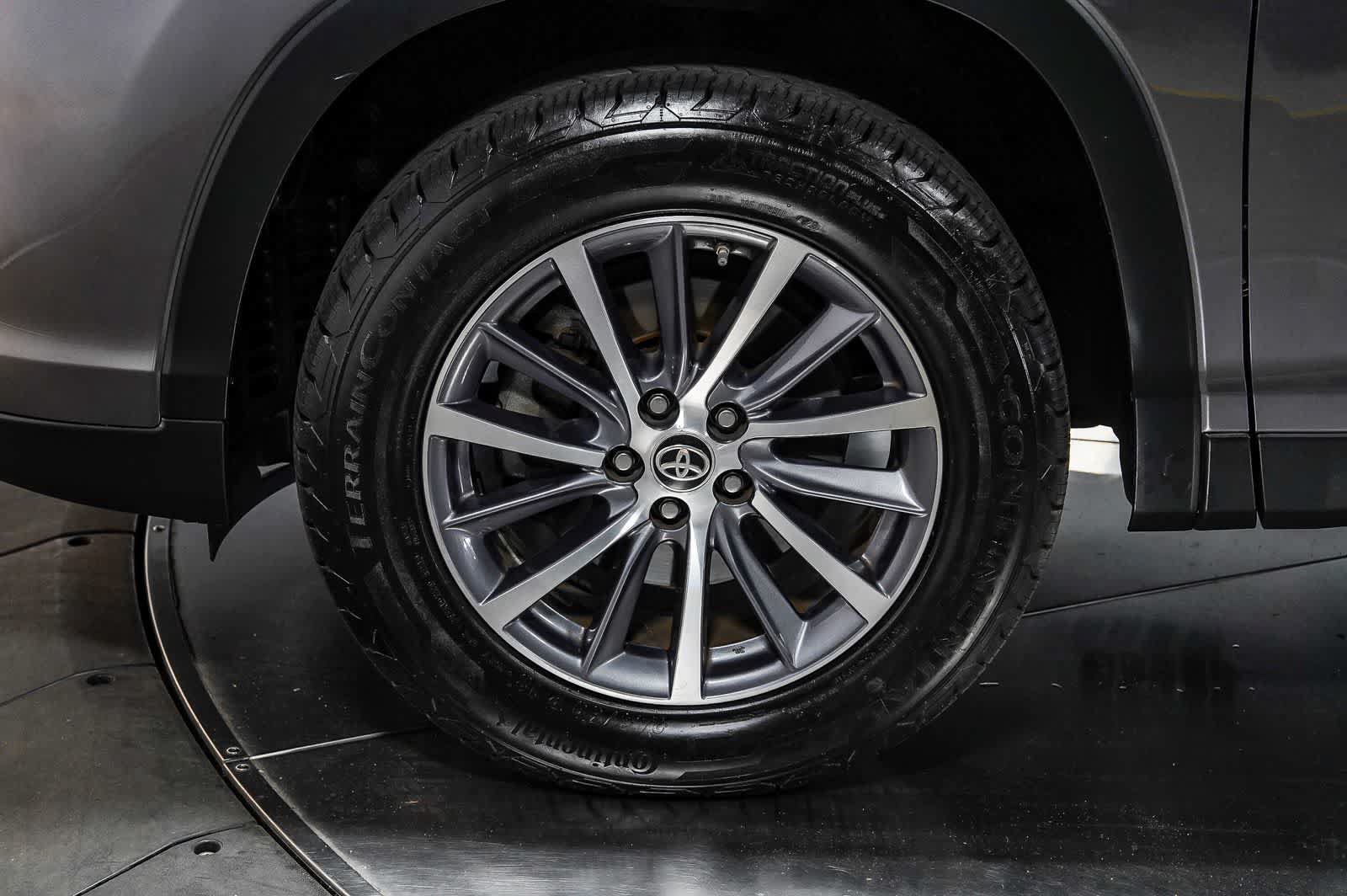 Certified 2019 Toyota Highlander XLE w/ Carpet Mat Package (TMS) FWD image 10