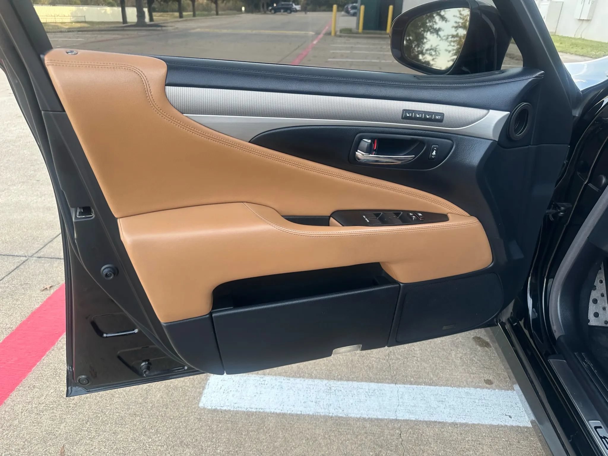 Used 2016 Lexus LS 460 RWD image 16