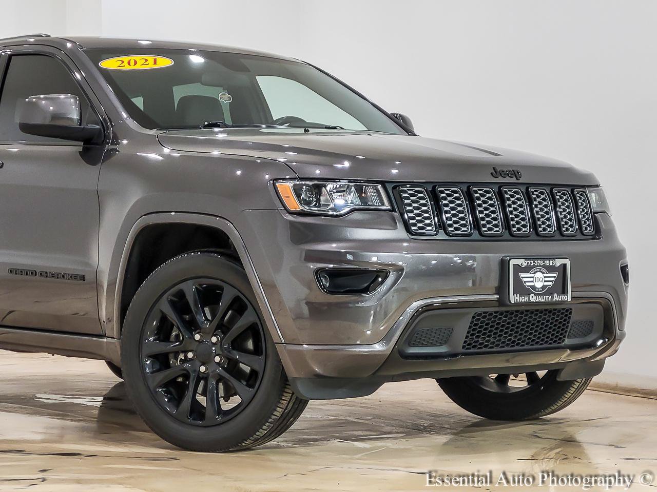 Used 2021 Jeep Grand Cherokee Laredo X AWD/4WD image 2