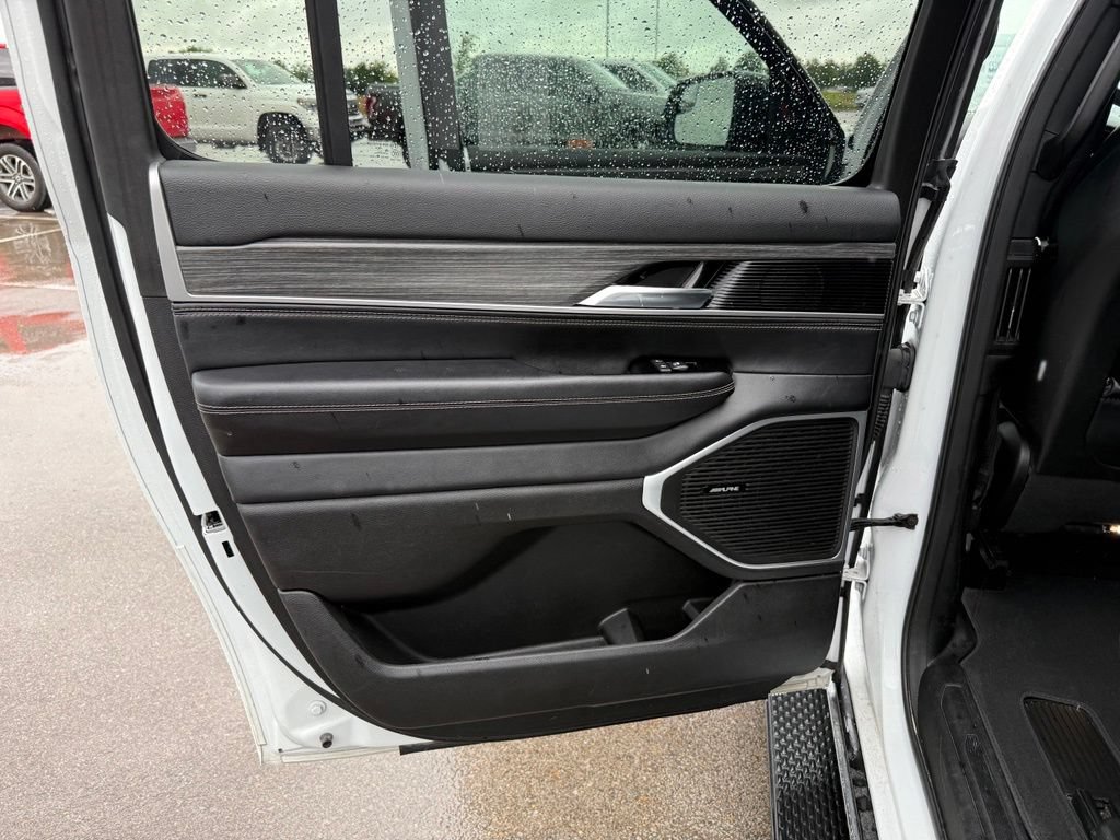 Used 2024 Jeep Wagoneer L Series II w/ Flexible Seating Group AWD/4WD image 11
