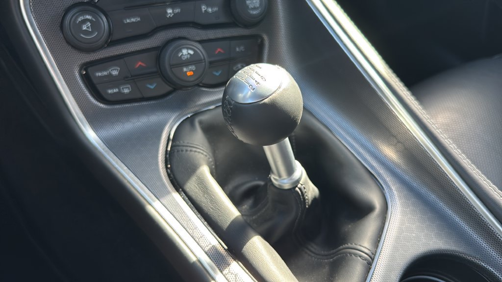 Used 2015 Dodge Challenger SRT RWD image 28