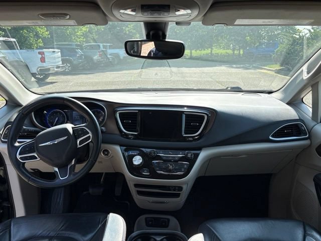 Used 2018 Chrysler Pacifica Touring-L w/ Premium Audio Group FWD image 5
