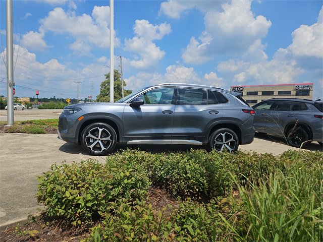New 2025 Volkswagen Tiguan SE image 2