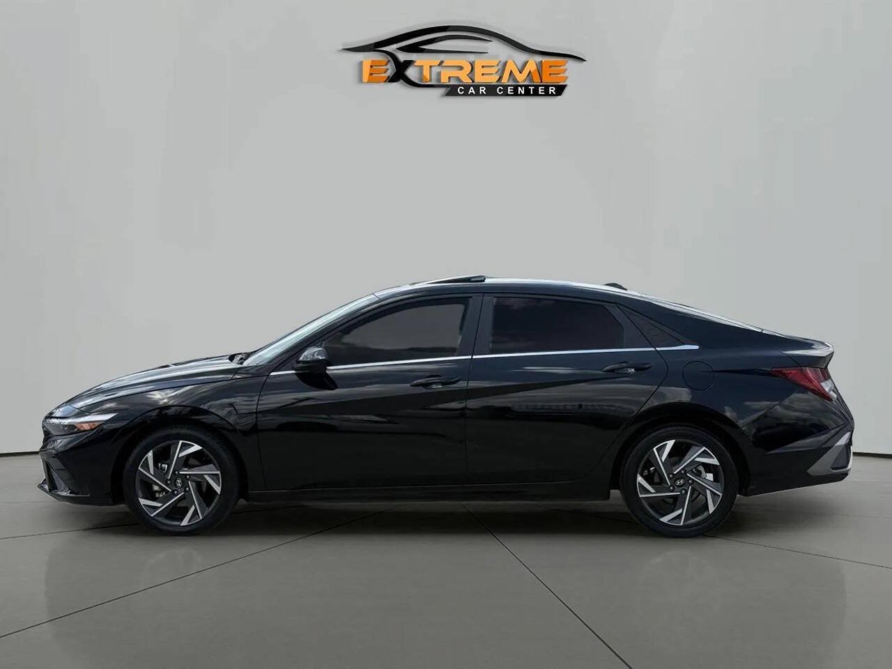 Used 2025 Hyundai Elantra SEL w/ Cargo Package FWD image 3