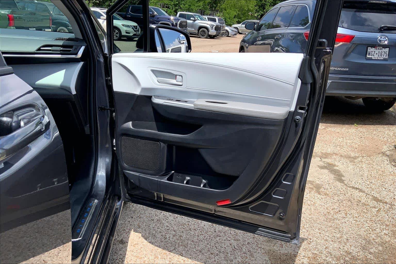 Used 2025 Toyota Sienna LE FWD image 22