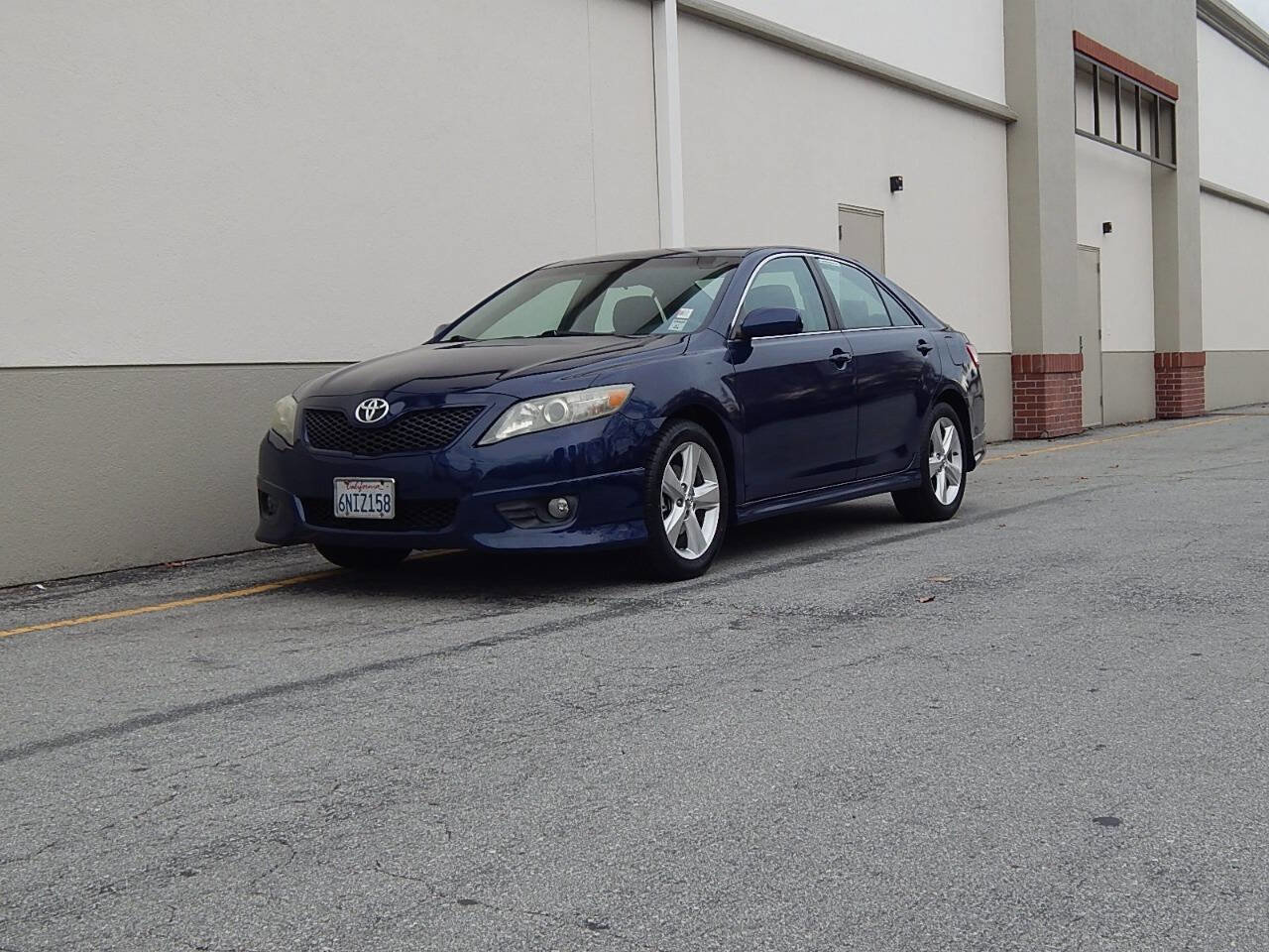Used 2011 Toyota Camry SE w/ SE Extra-Value Pkg #1 FWD image 7