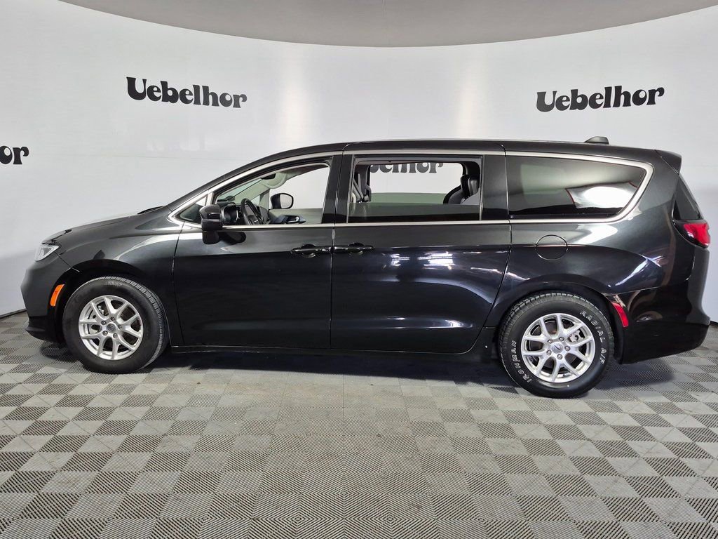 Used 2023 Chrysler Pacifica Touring-L image 4