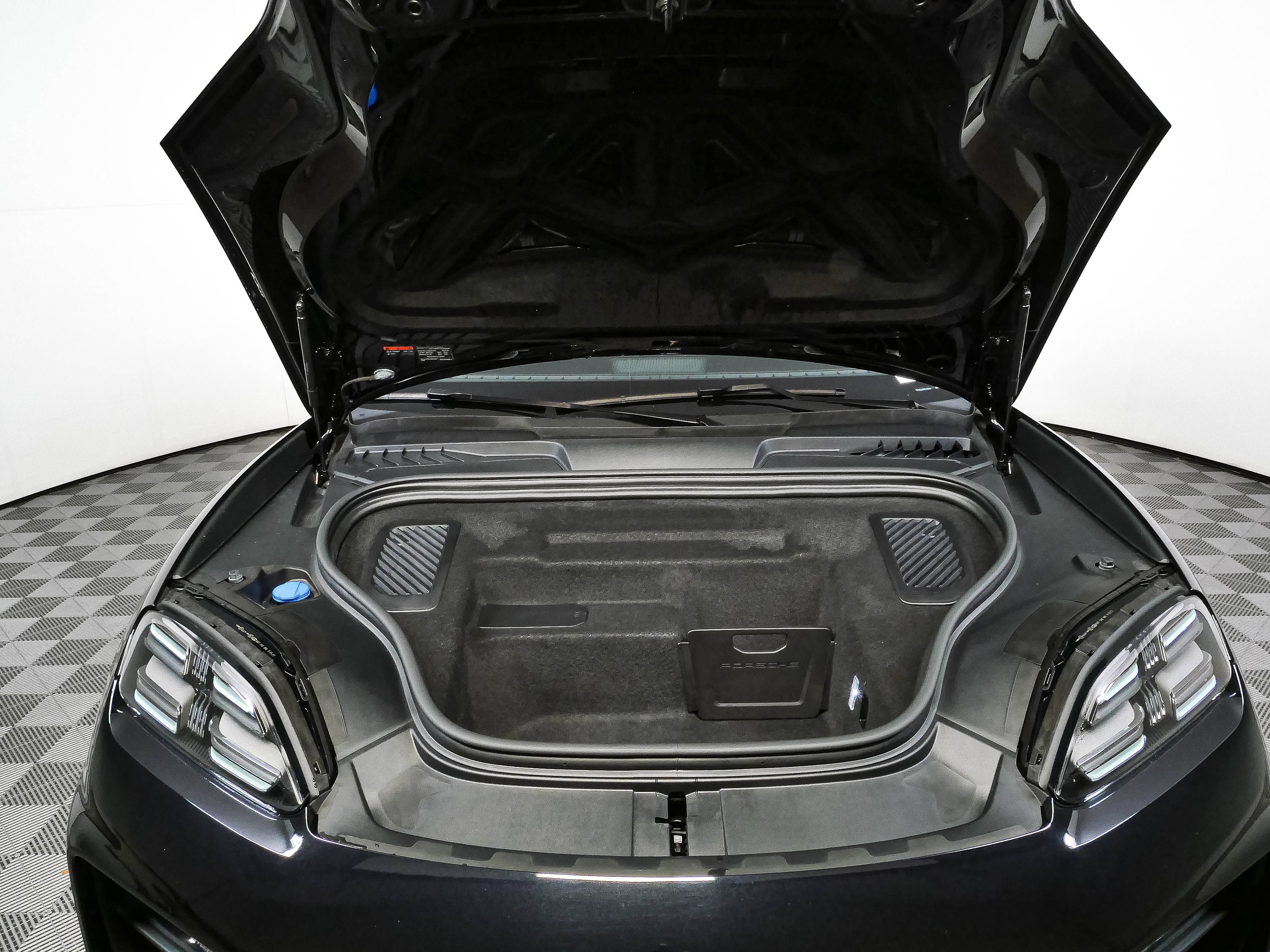 Certified 2025 Porsche Macan Electric RWD image 34