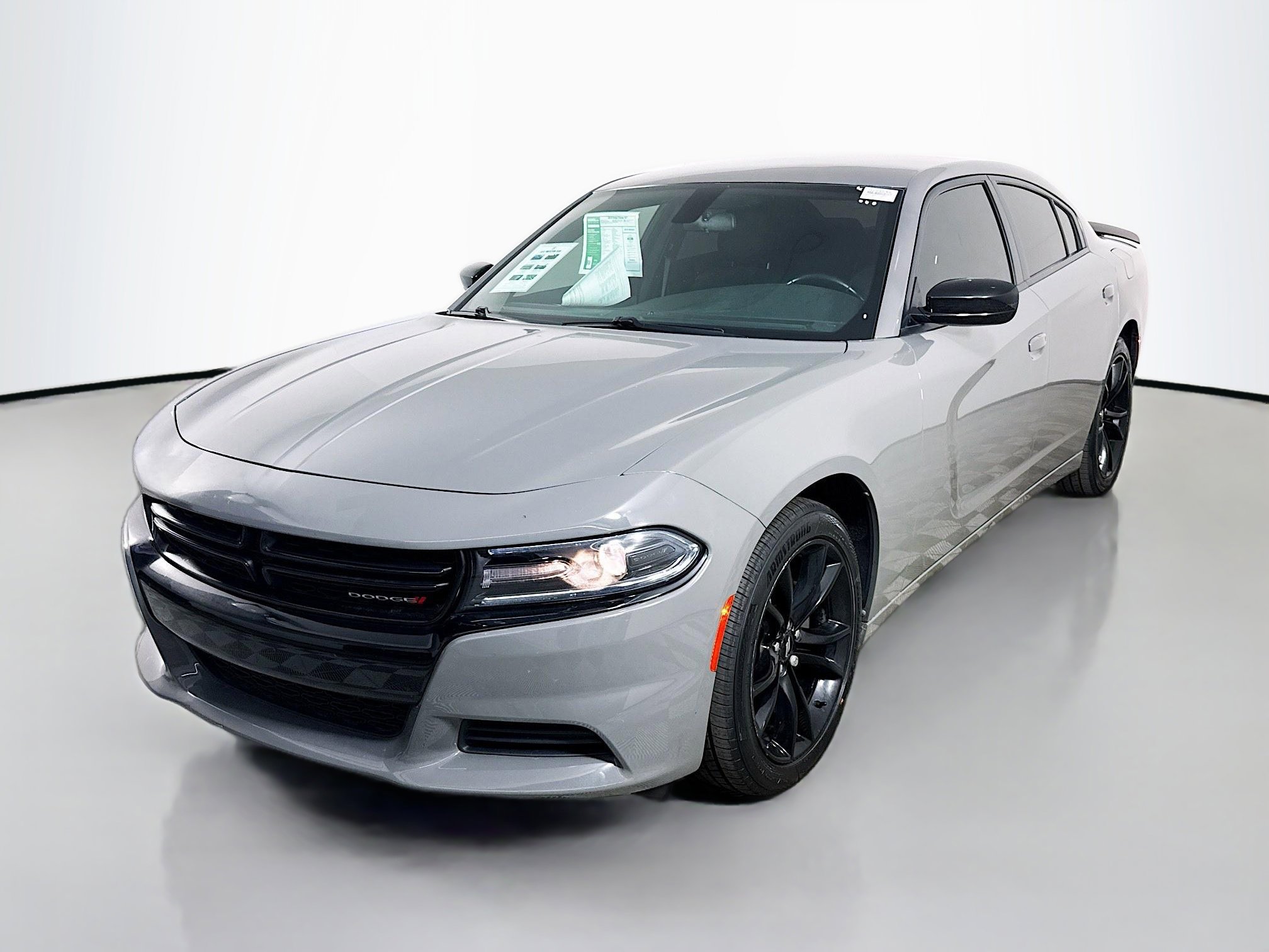 Used 2018 Dodge Charger SXT w/ Blacktop Package RWD image 4
