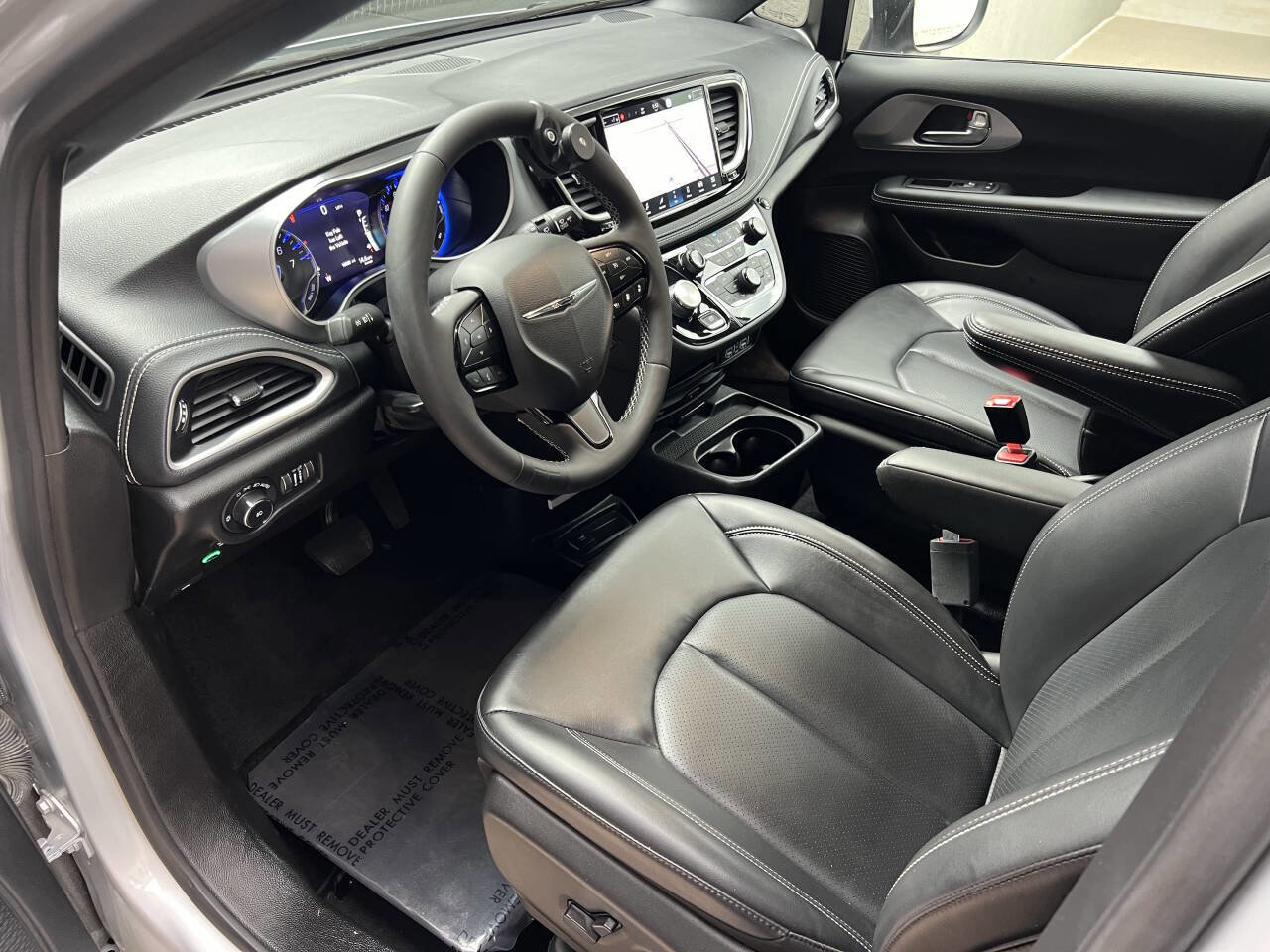 Used 2023 Chrysler Pacifica Touring-L w/ Uconnect Theater Family Group image 17