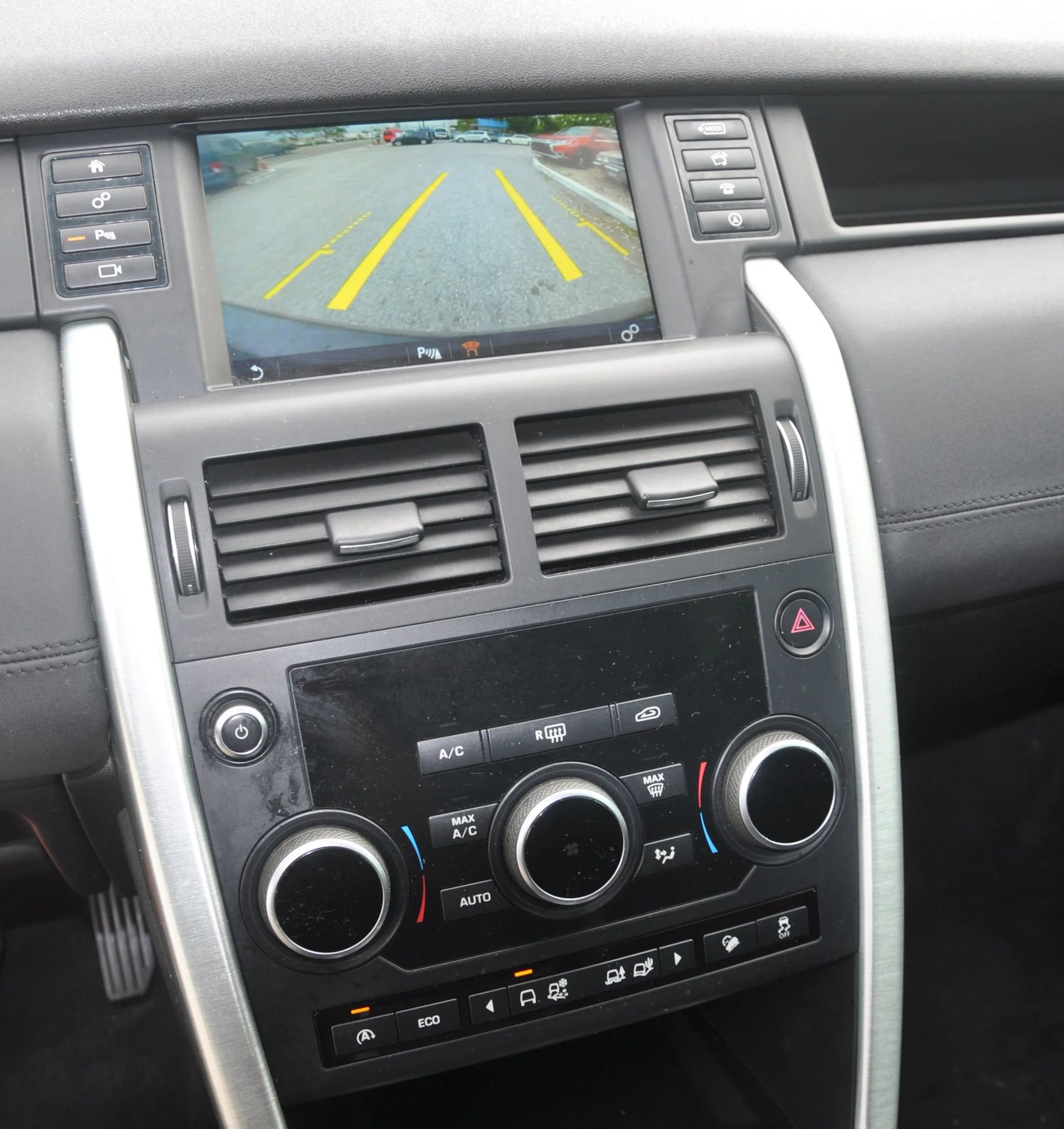 Used 2017 Land Rover Discovery Sport SE image 17