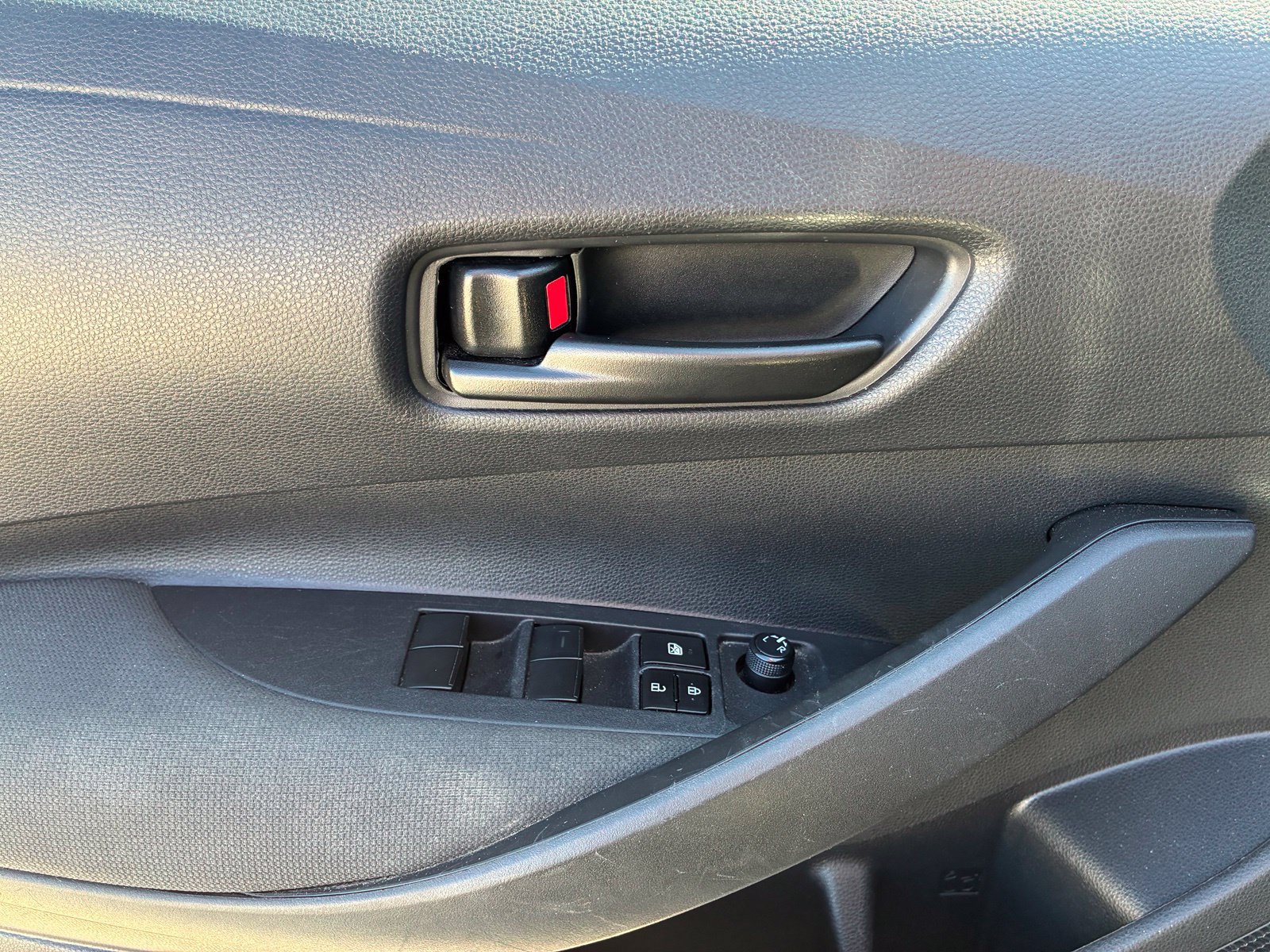 Used 2024 Toyota Corolla LE w/ LE Convenience Package FWD image 5