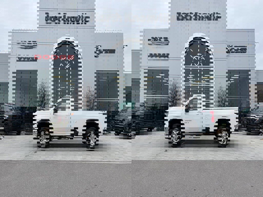 Used 2024 Chevrolet Silverado 2500 LT w/ Convenience Package image 2