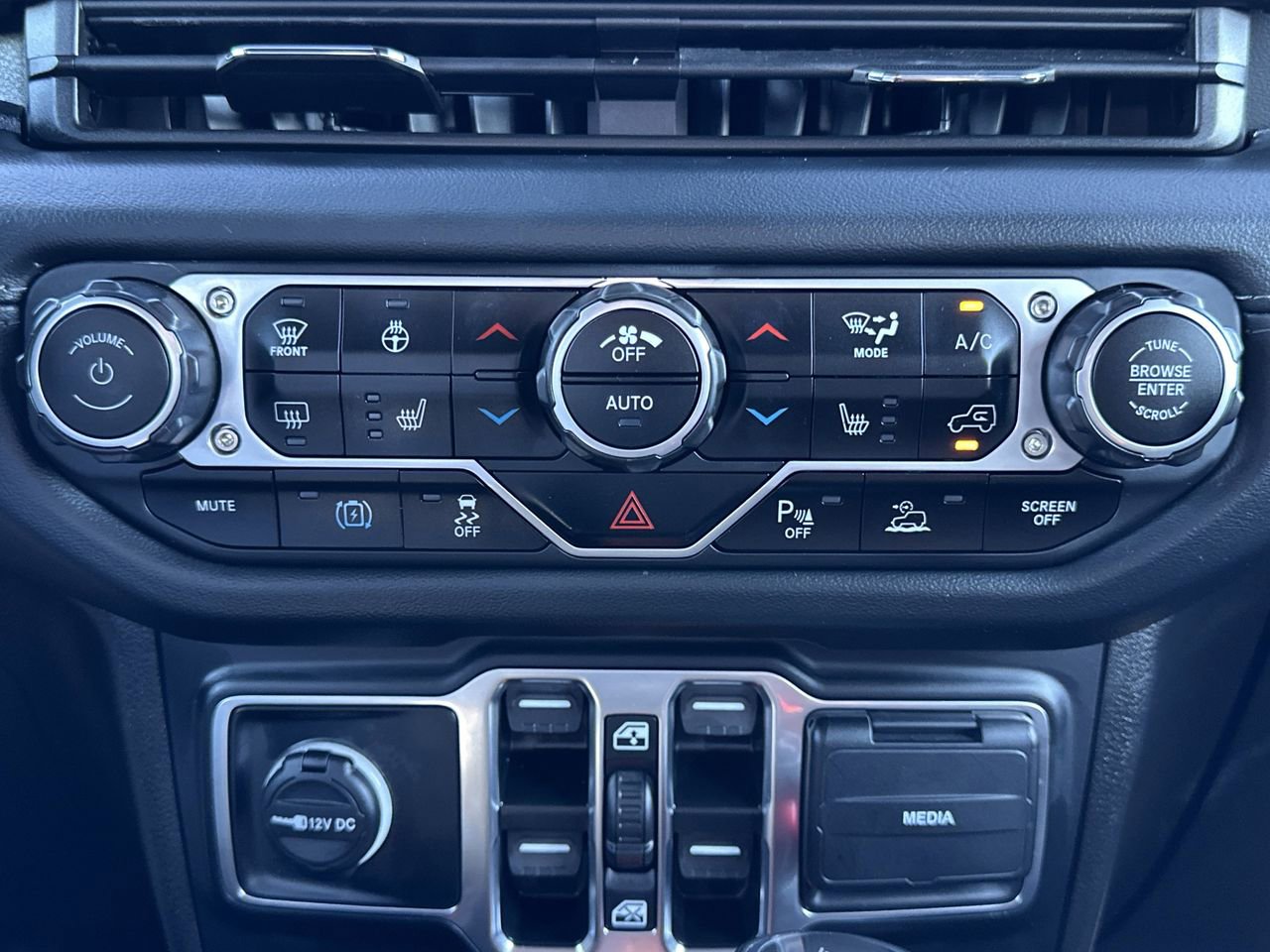 Used 2024 Jeep Wrangler Unlimited Sahara w/ Technology Group image 7