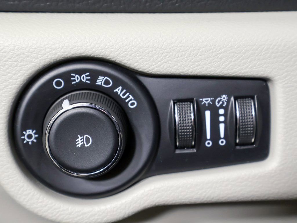 Used 2024 Chrysler Pacifica Limited image 46