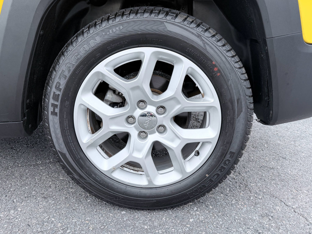 Used 2018 Jeep Renegade Latitude w/ Cold Weather Group FWD image 31
