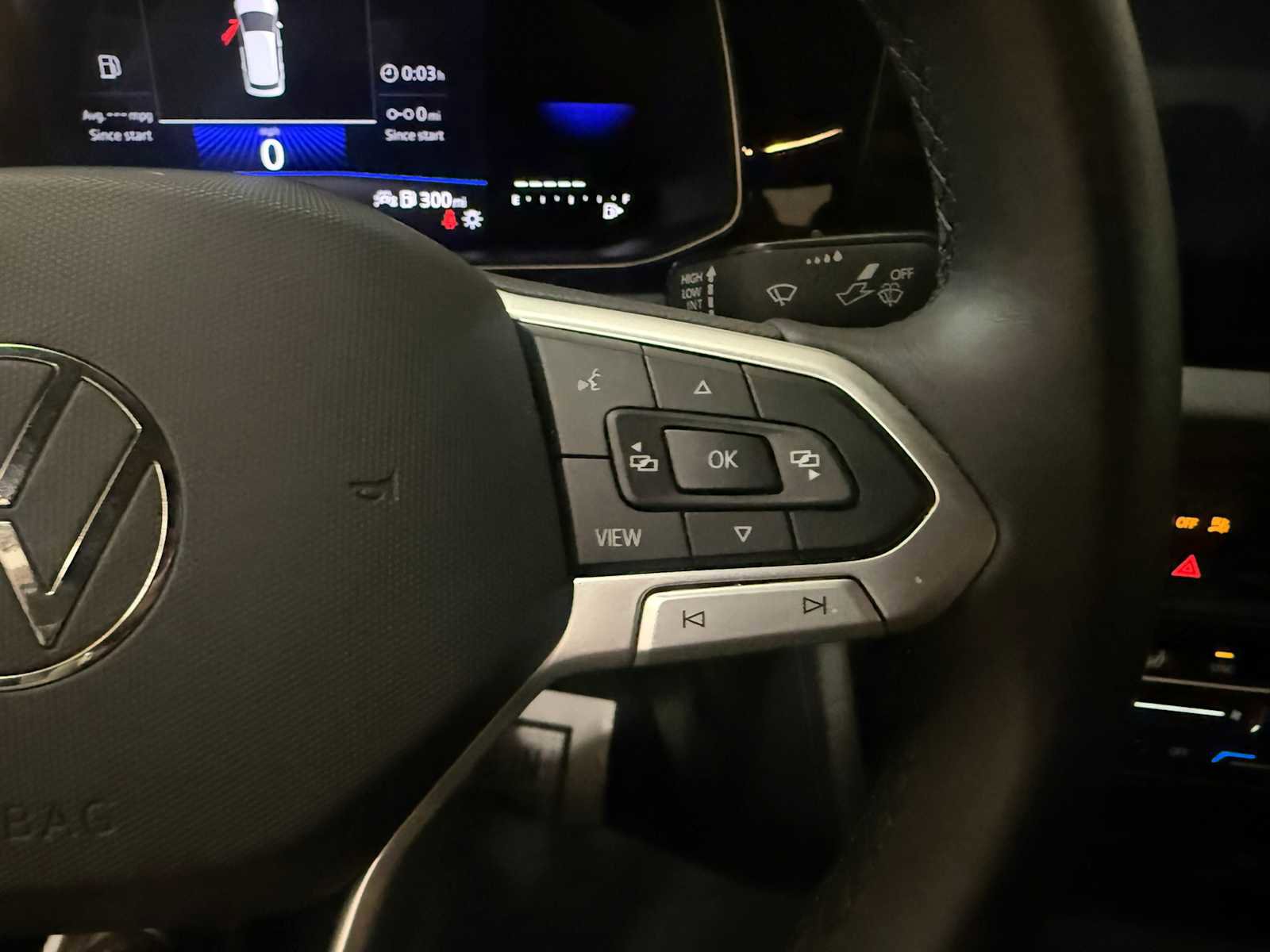 Certified 2025 Volkswagen Jetta SE w/ Sunroof Package image 30