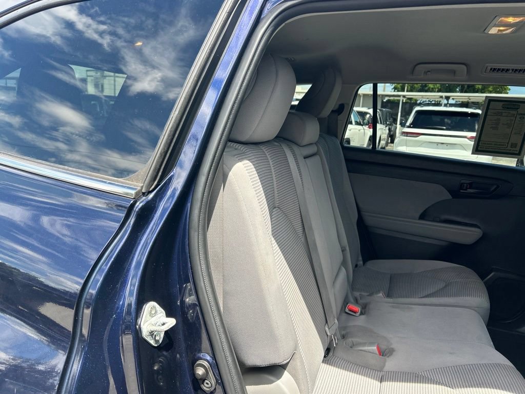 Used 2022 Toyota Highlander L FWD image 25