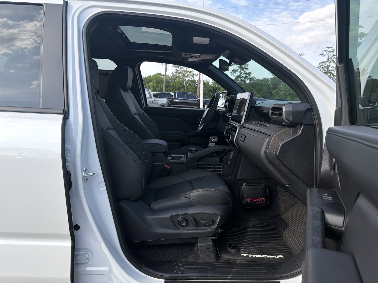 Used 2025 Toyota Tacoma Limited AWD/4WD image 33