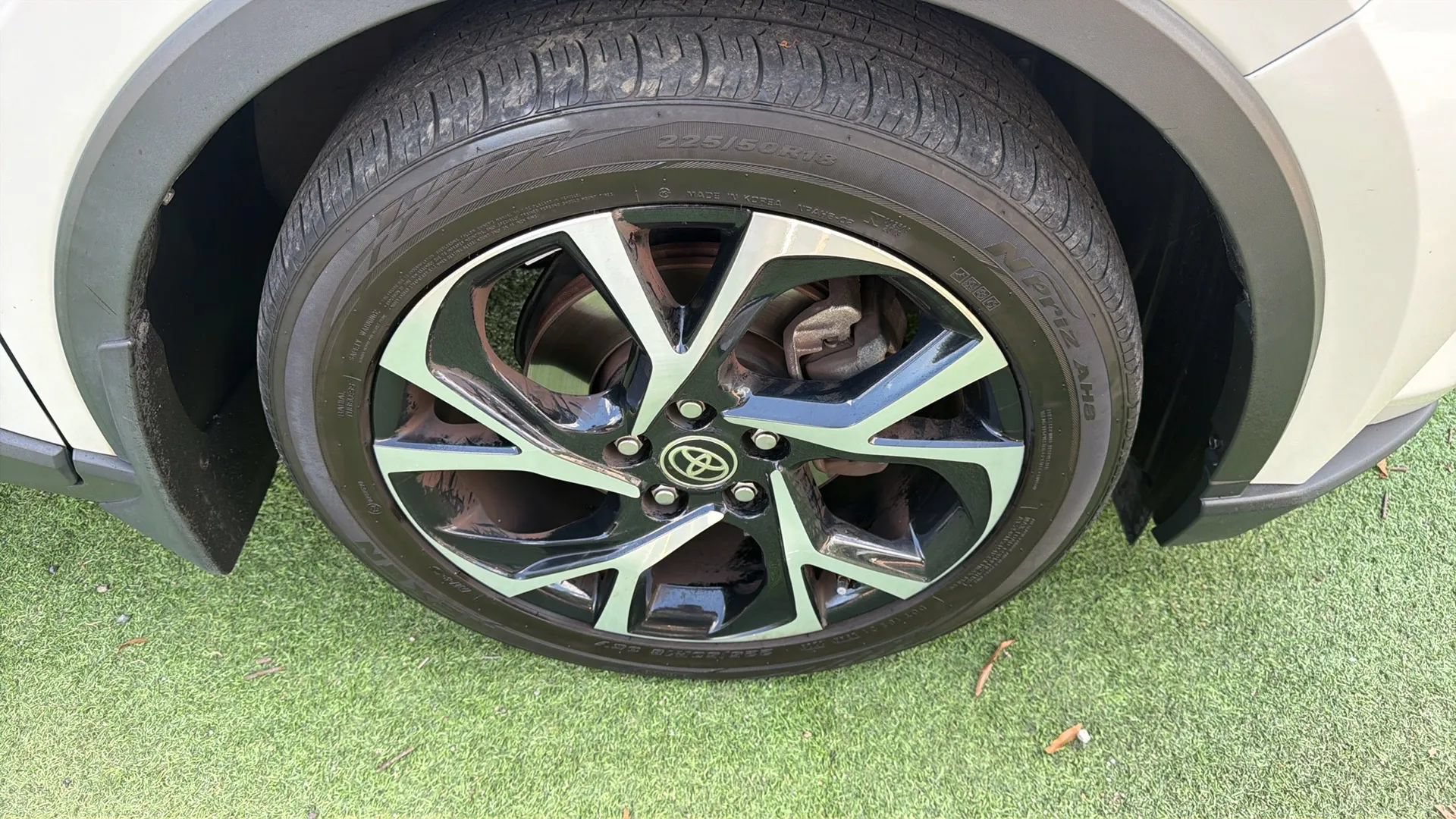 Used 2020 Toyota C-HR XLE FWD image 25
