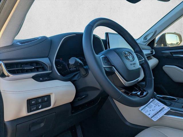 New 2025 Toyota Highlander Limited image 3