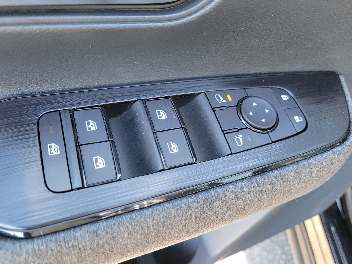 Certified 2025 Nissan Kicks SV AWD/4WD image 19