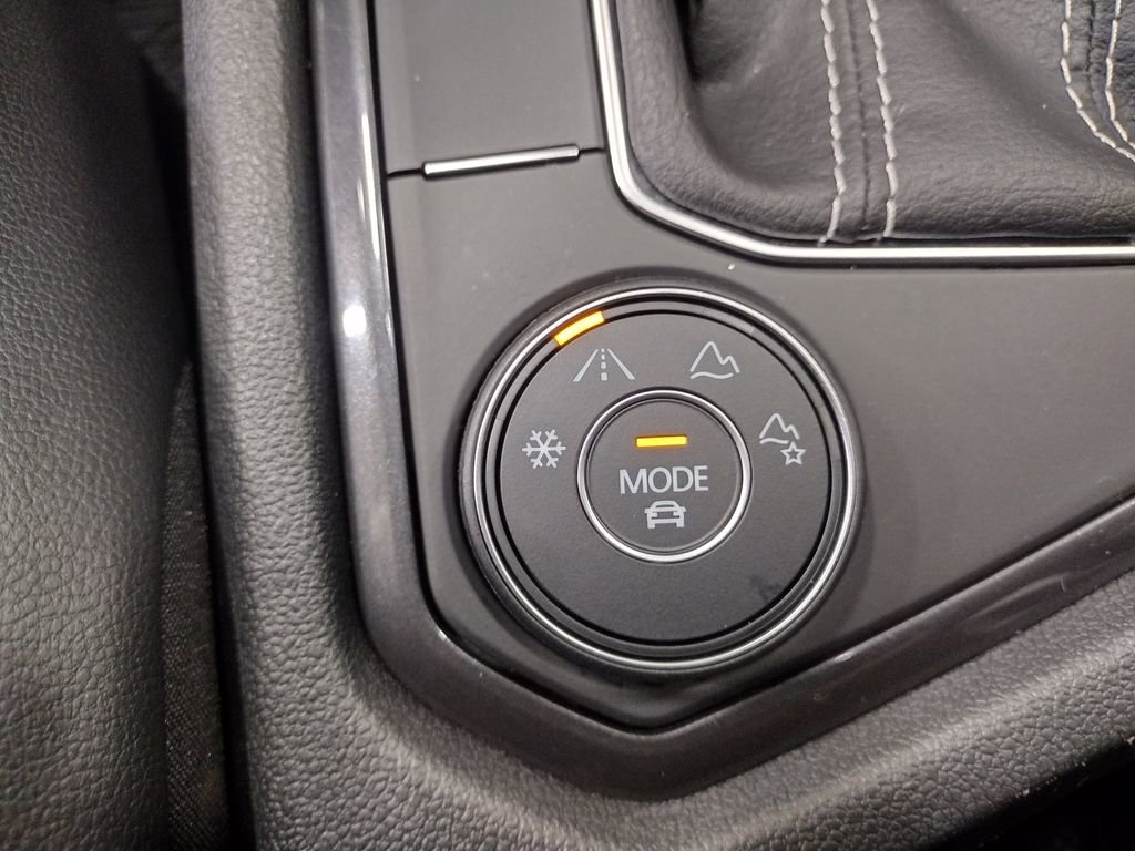 Certified 2024 Volkswagen Tiguan SE image 33