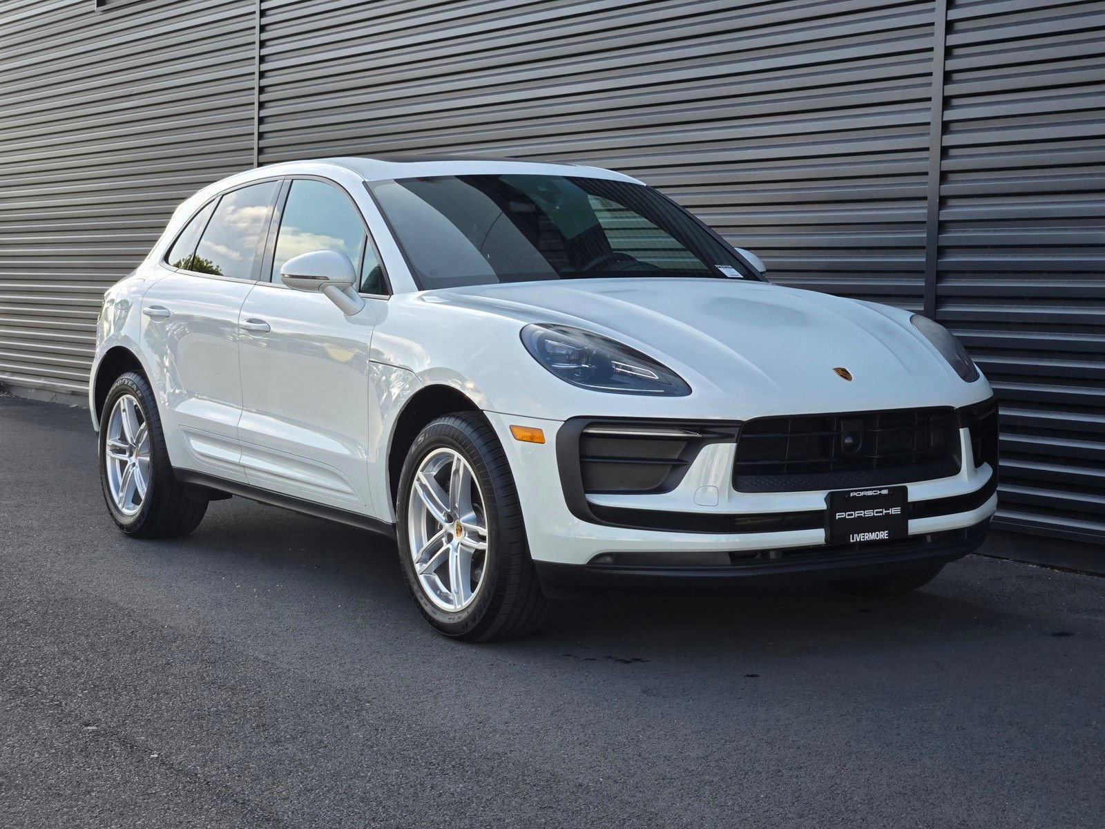 Certified 2025 Porsche Macan w/ Premium Package Plus AWD/4WD image 9