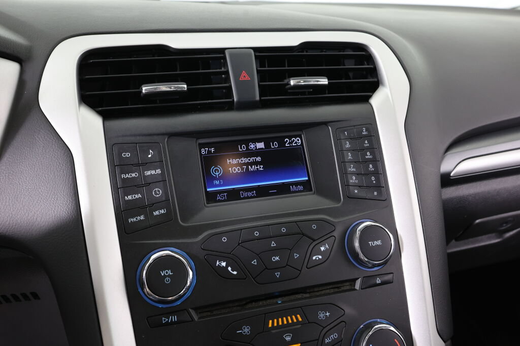 Used 2015 Ford Fusion SE FWD image 34