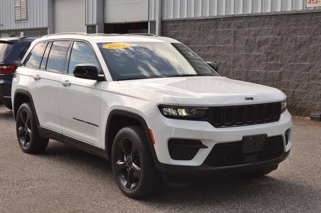 Used 2023 Jeep Grand Cherokee Altitude AWD/4WD image 2