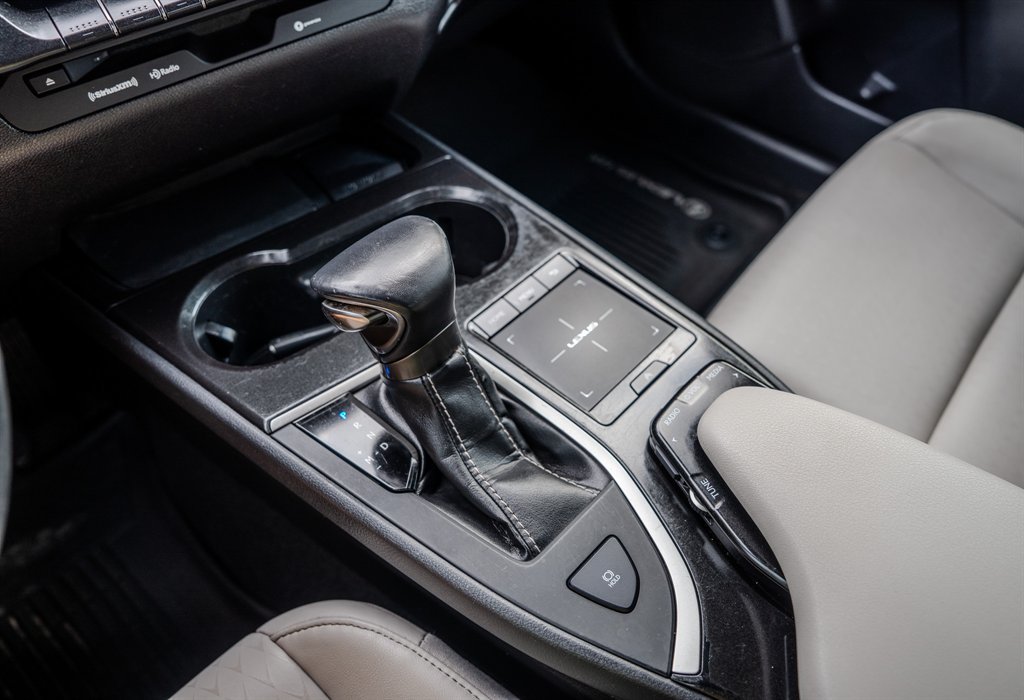 Used 2019 Lexus UX 200 FWD image 22