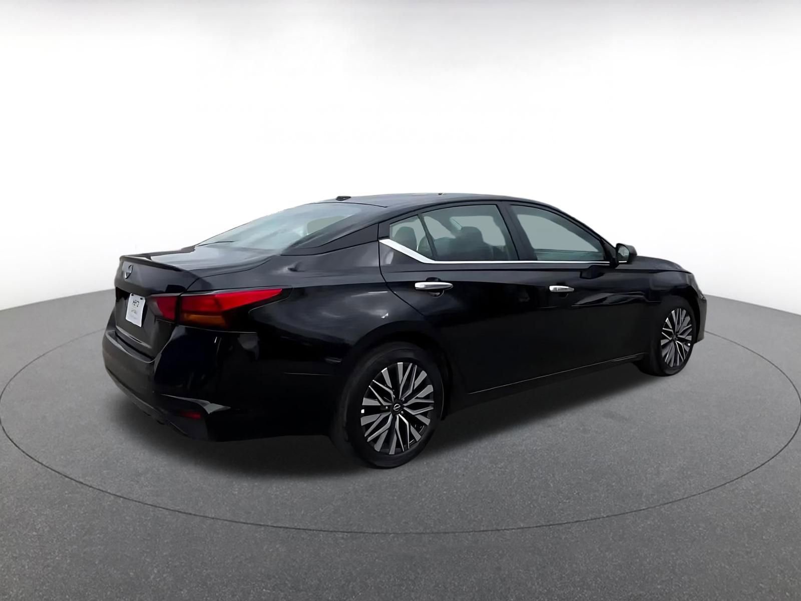 Used 2025 Nissan Altima 2.5 SV image 15