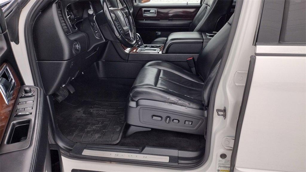 Used 2017 Lincoln Navigator Select image 12