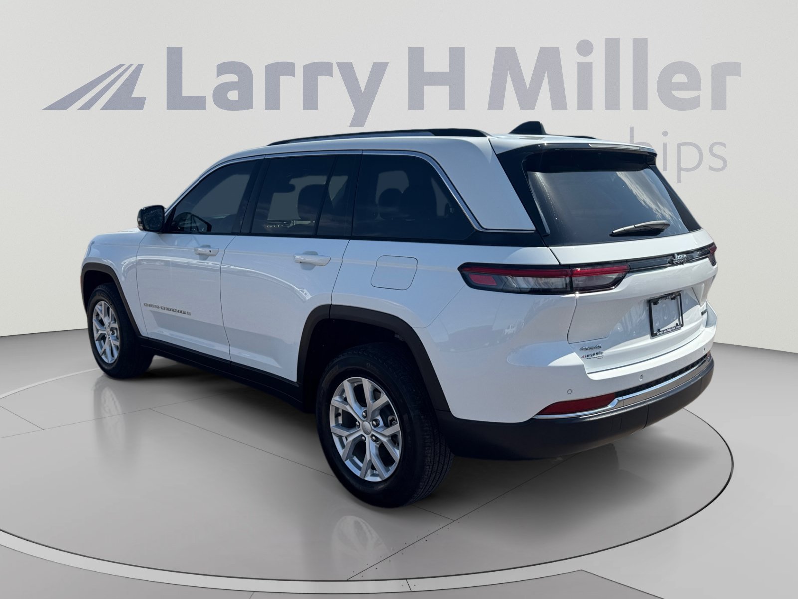 Used 2023 Jeep Grand Cherokee Limited AWD/4WD image 3
