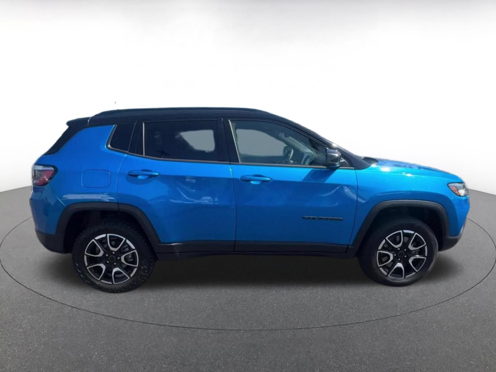 Used 2025 Jeep Compass Trailhawk AWD/4WD image 16