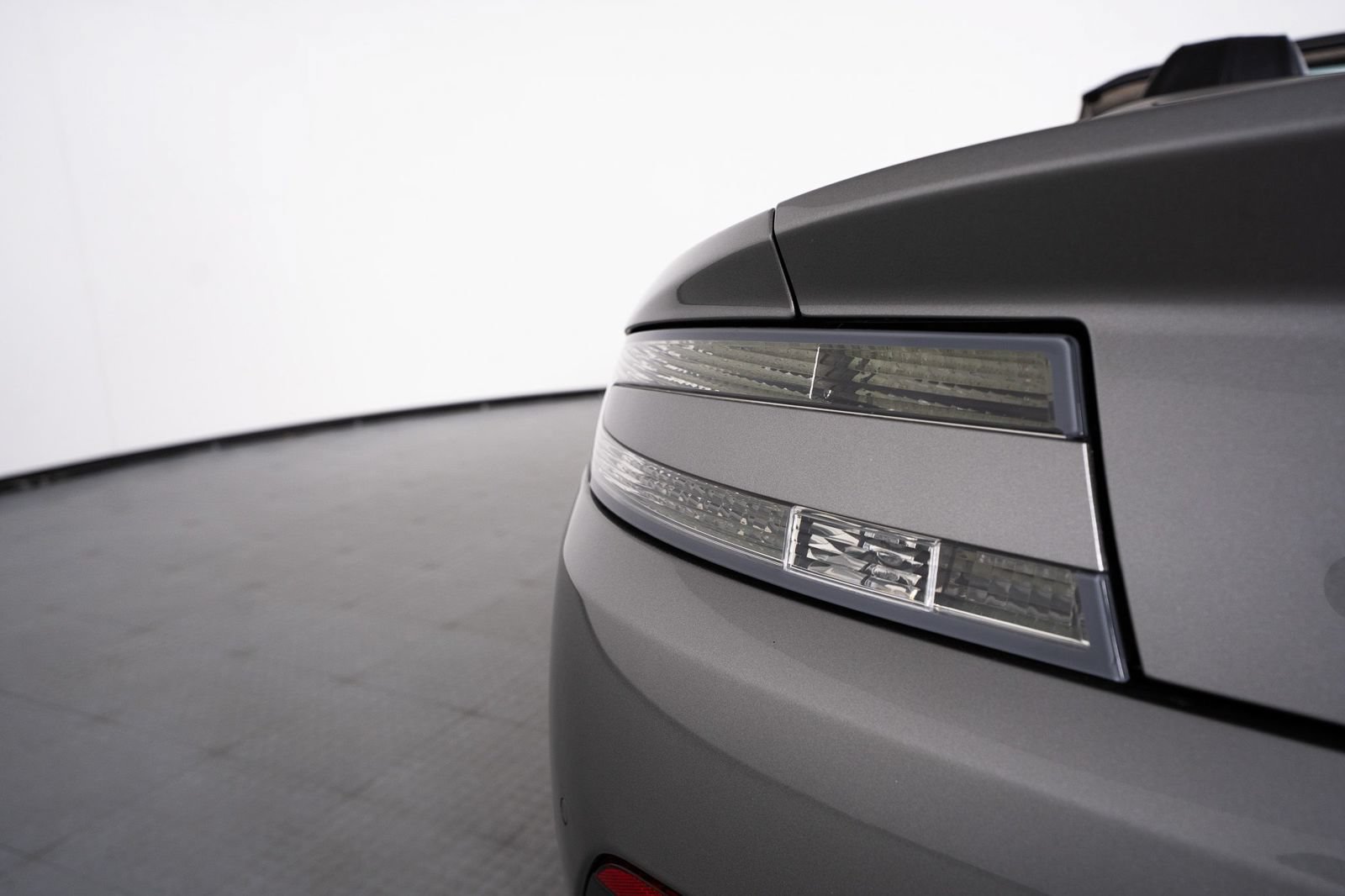 Used 2012 Aston Martin V8 Vantage Roadster RWD image 31