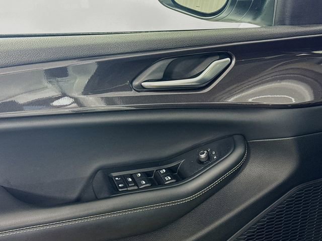 Used 2023 Jeep Grand Cherokee Laredo w/ Luxury Tech Group I image 17