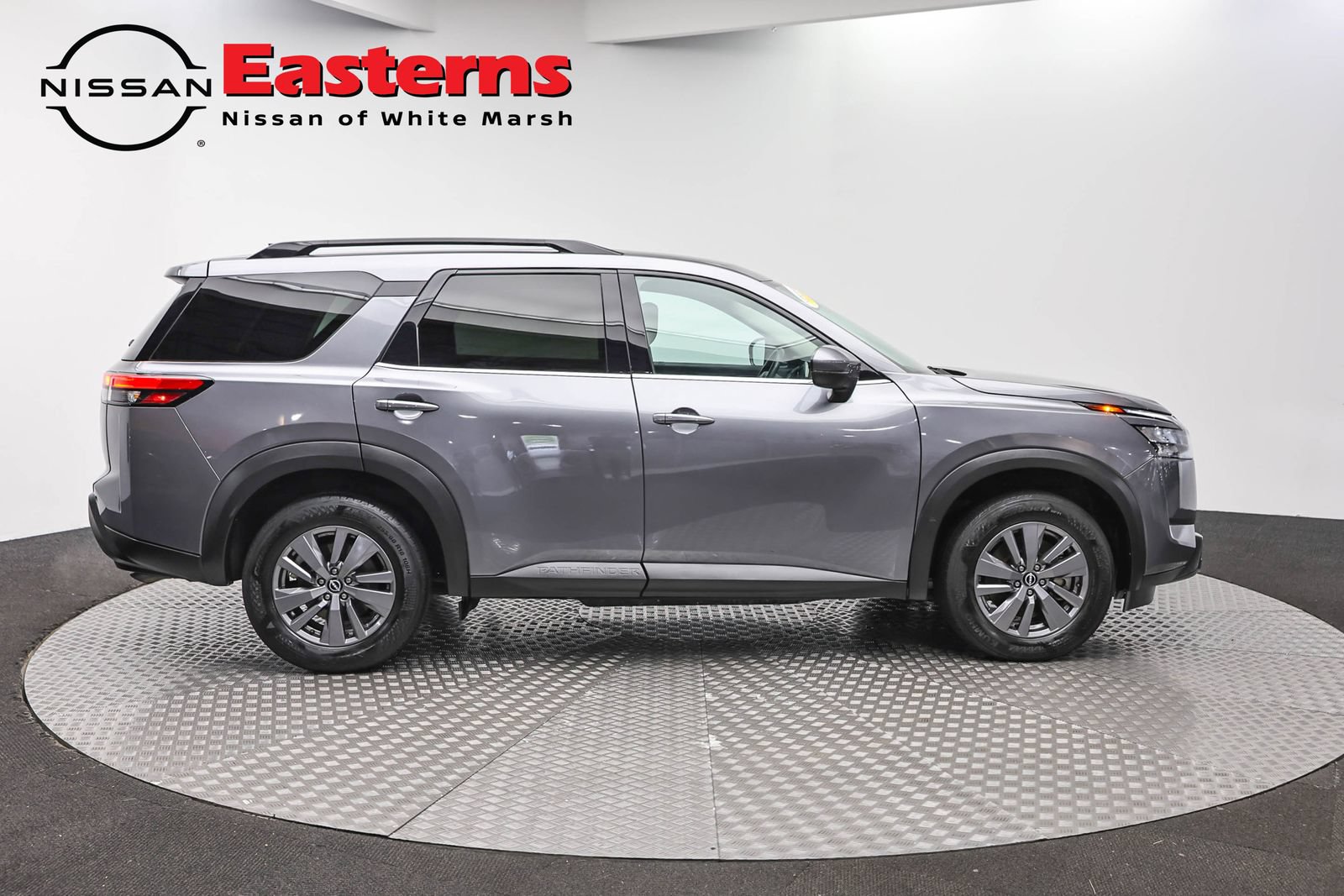 Used 2025 Nissan Pathfinder SV FWD image 4