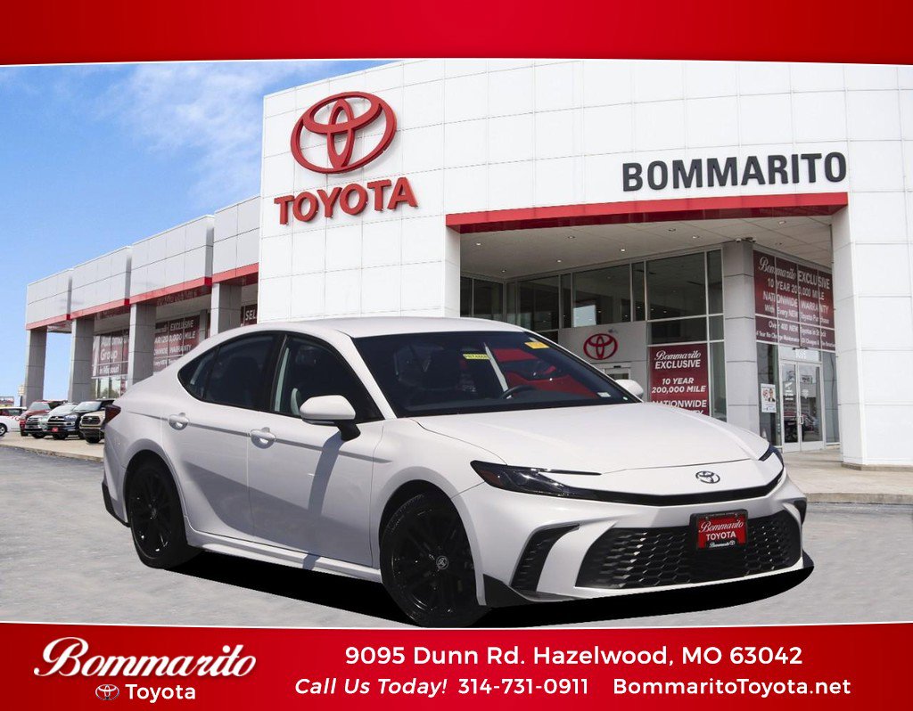 Used 2025 Toyota Camry SE FWD image 1