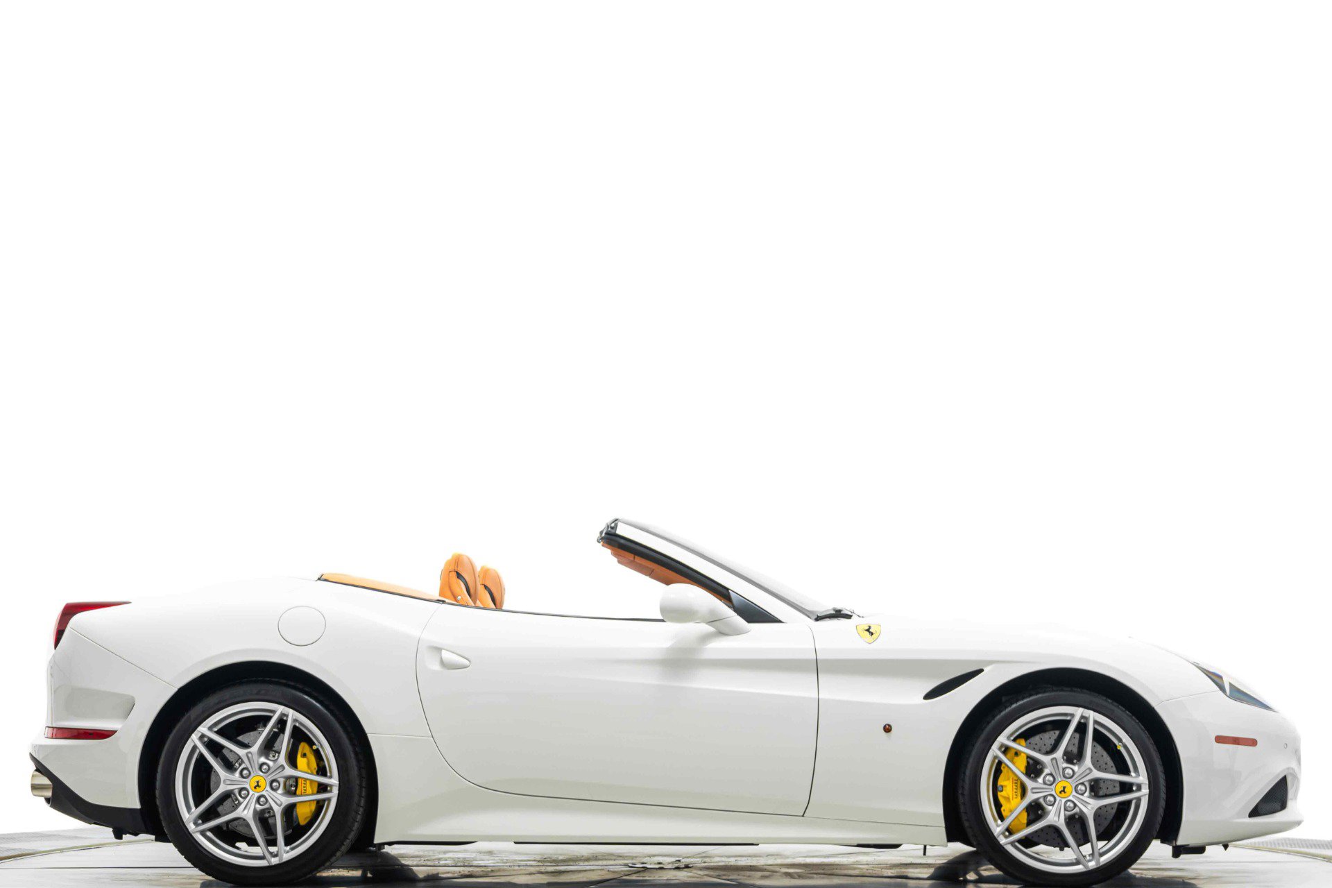 Used 2015 Ferrari California T image 2