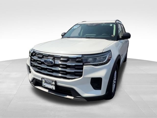 Used 2025 Ford Explorer Active AWD/4WD image 2