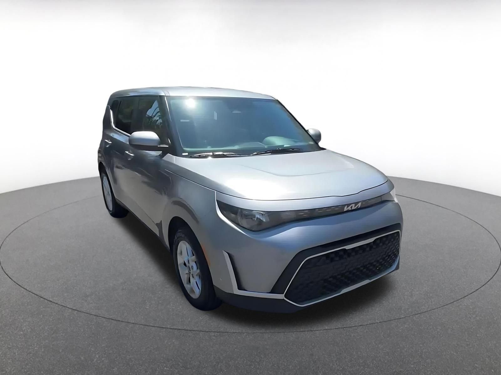 Used 2025 Kia Soul LX w/ LX Technology Package FWD image 3